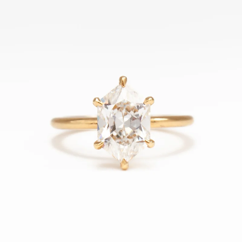 2.54 ct Lab-Grown Hexagonal Brilliant Coursiere Ring